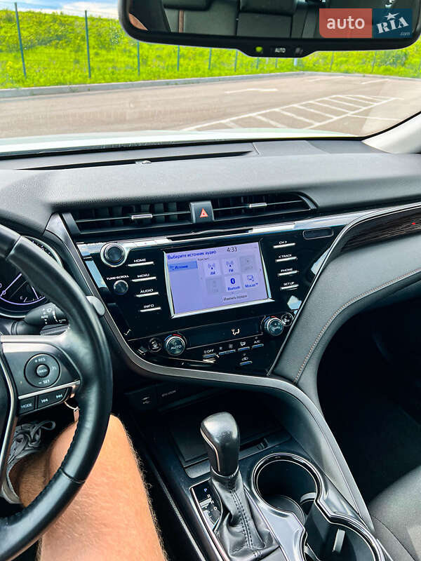 Седан Toyota Camry 2019 в Ровно