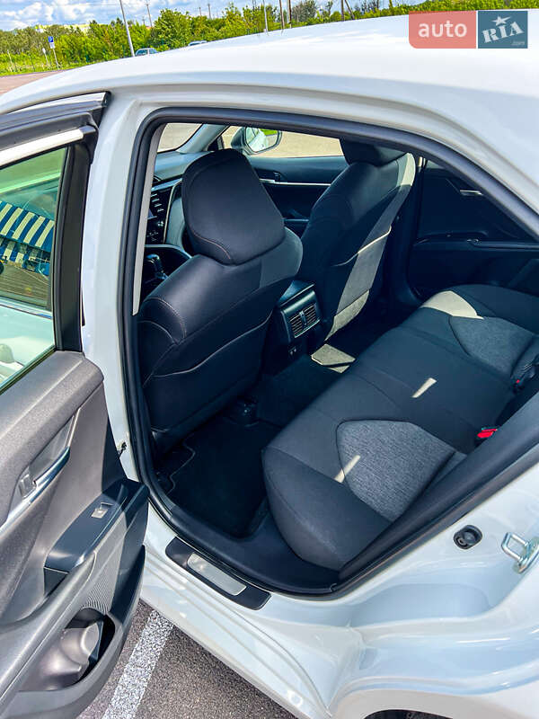 Седан Toyota Camry 2019 в Ровно