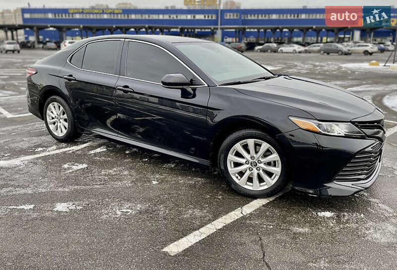 Седан Toyota Camry 2019 в Києві