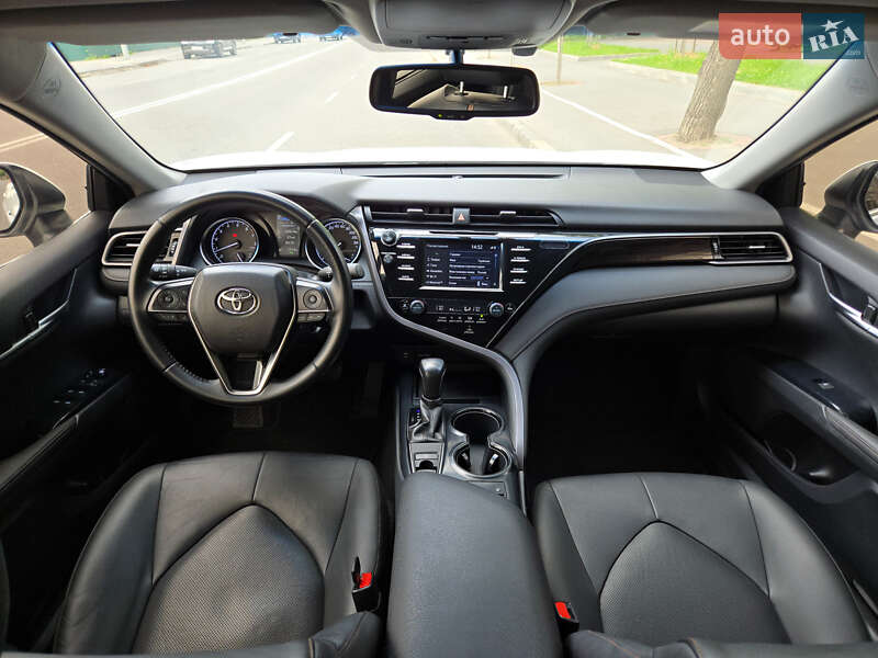 Седан Toyota Camry 2019 в Виннице