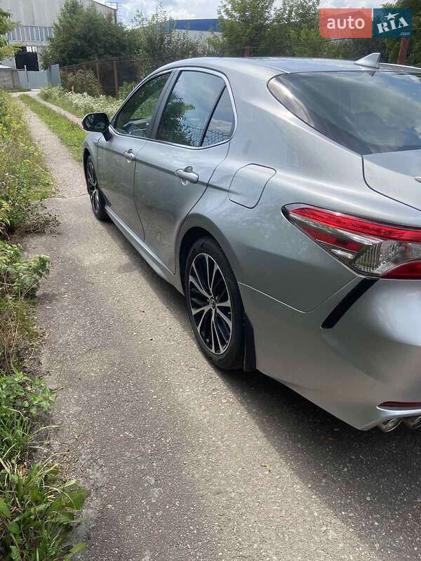 Седан Toyota Camry 2018 в Львове