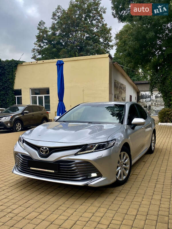 Седан Toyota Camry 2019 в Луцке