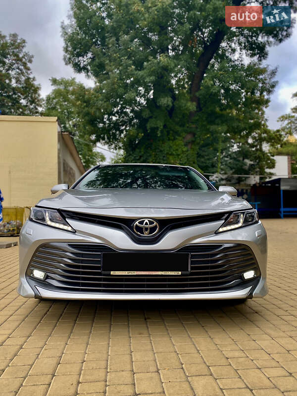 Седан Toyota Camry 2019 в Луцке