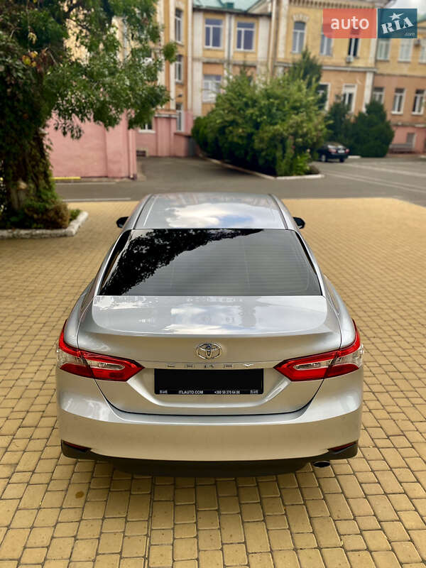 Седан Toyota Camry 2019 в Луцке