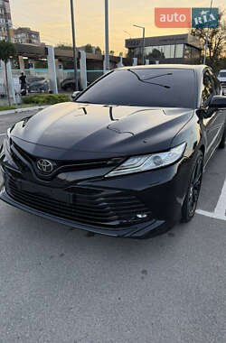 Седан Toyota Camry 2018 в Днепре
