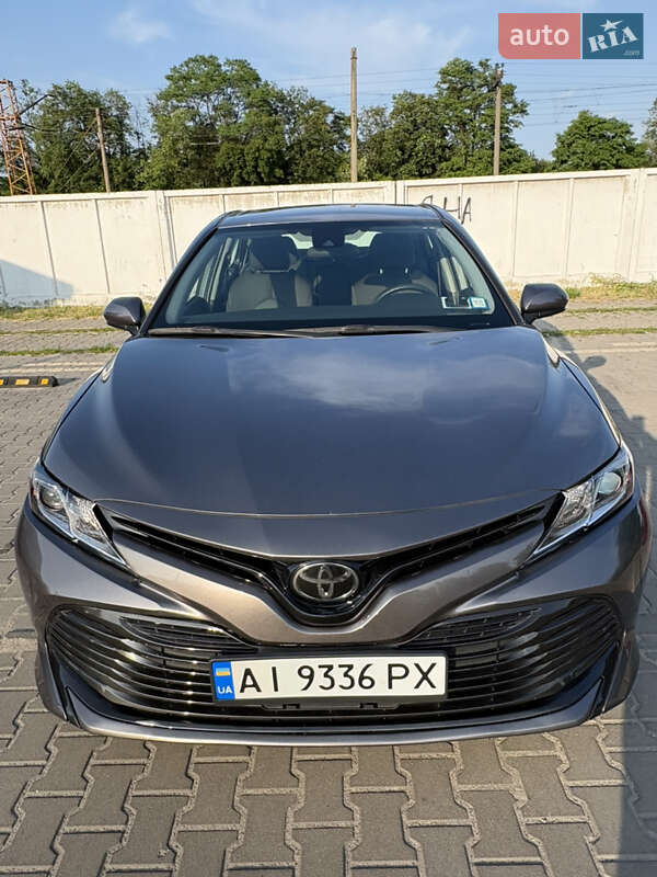 Седан Toyota Camry 2019 в Киеве