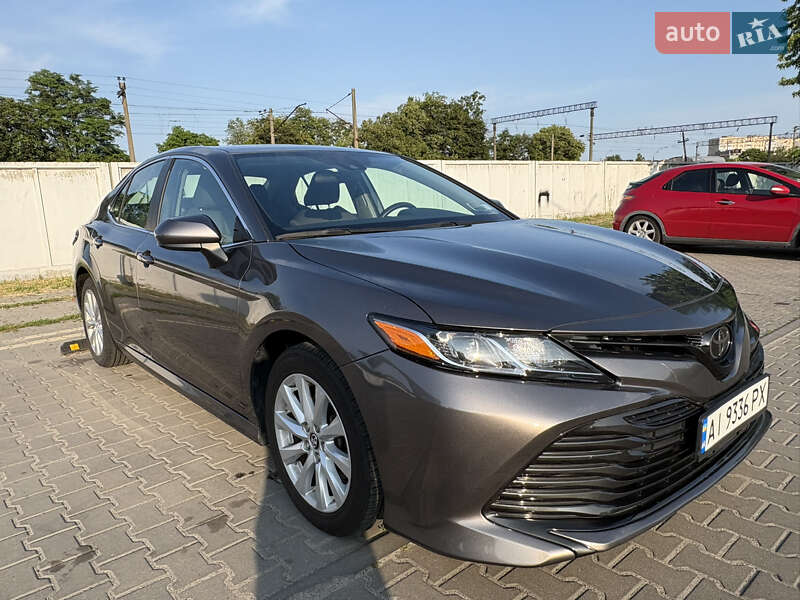 Седан Toyota Camry 2019 в Киеве