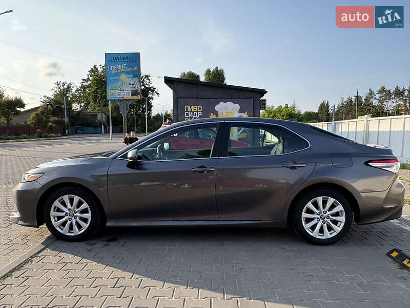 Седан Toyota Camry 2019 в Киеве