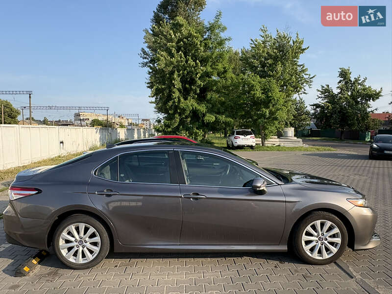 Седан Toyota Camry 2019 в Киеве