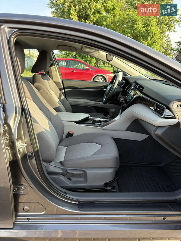 Седан Toyota Camry 2019 в Киеве