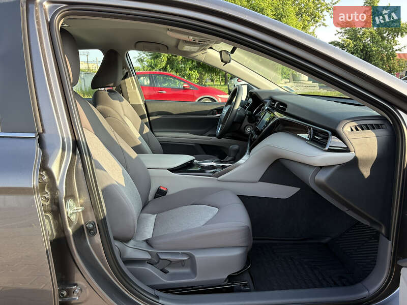 Седан Toyota Camry 2019 в Киеве