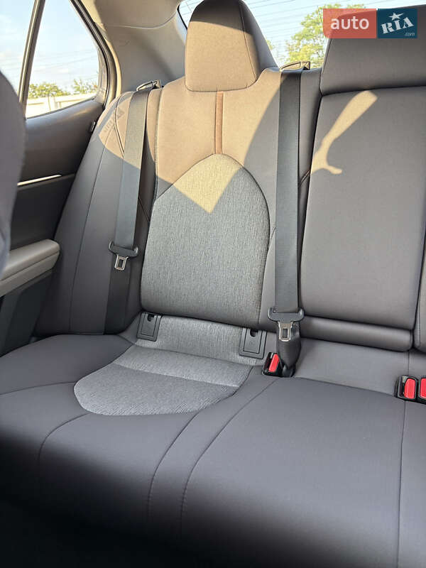 Седан Toyota Camry 2019 в Киеве