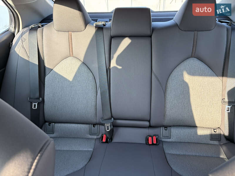 Седан Toyota Camry 2019 в Киеве