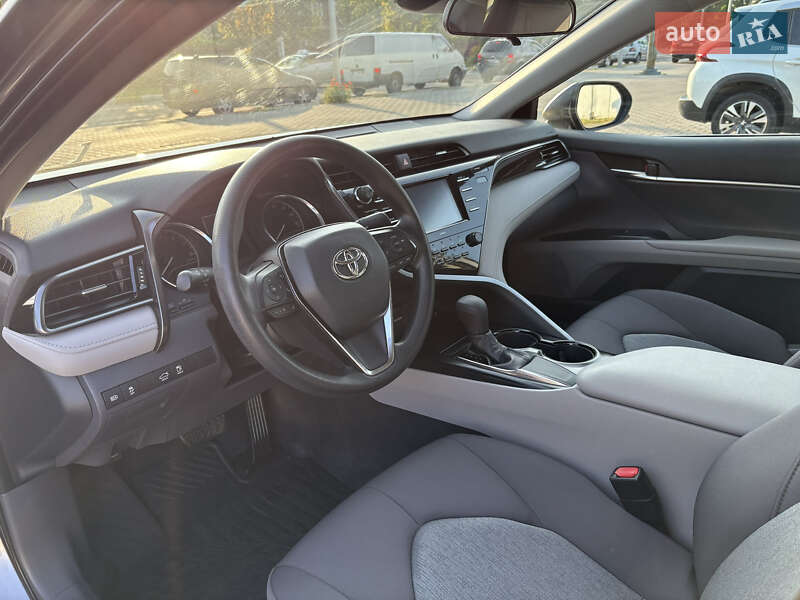 Седан Toyota Camry 2019 в Киеве