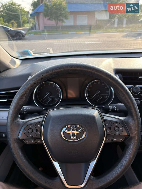 Седан Toyota Camry 2019 в Киеве