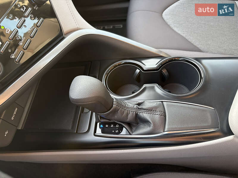 Седан Toyota Camry 2019 в Киеве