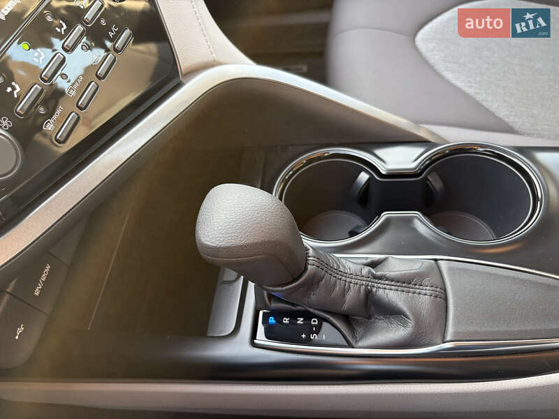 Седан Toyota Camry 2019 в Киеве