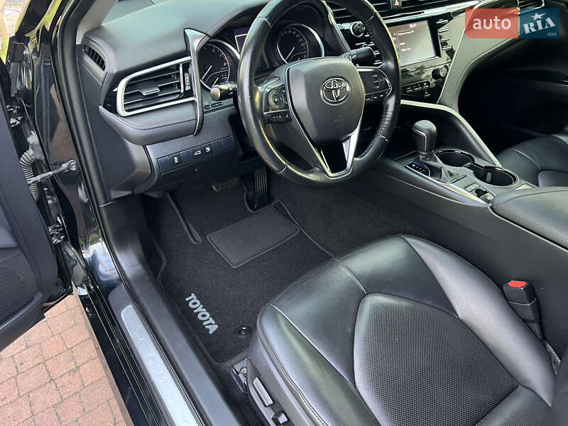 Седан Toyota Camry 2017 в Києві