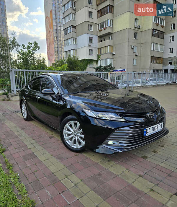 Седан Toyota Camry 2019 в Києві
