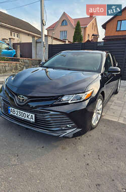 Седан Toyota Camry 2019 в Киеве