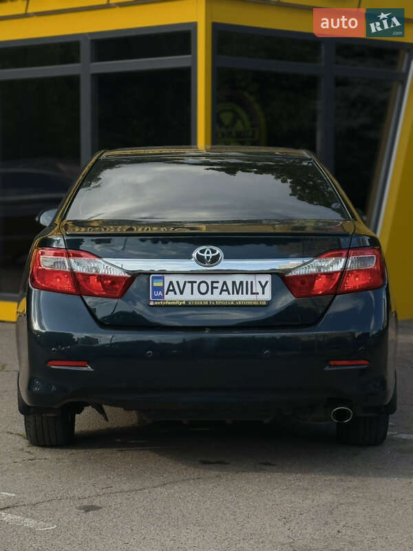 Седан Toyota Camry 2012 в Киеве