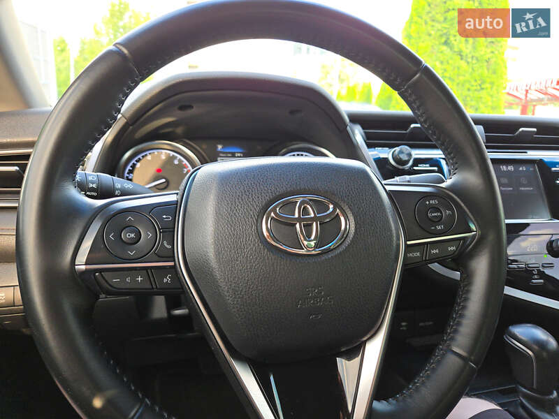 Седан Toyota Camry 2019 в Виннице
