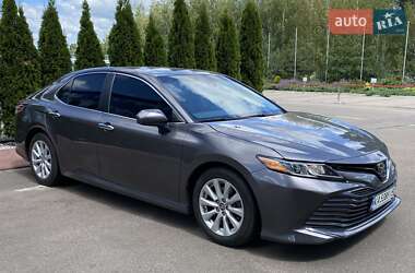 Седан Toyota Camry 2019 в Киеве
