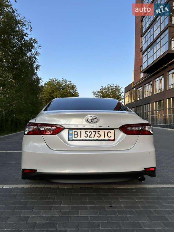 Седан Toyota Camry 2019 в Полтаве