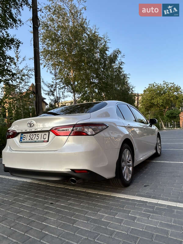 Седан Toyota Camry 2019 в Полтаве