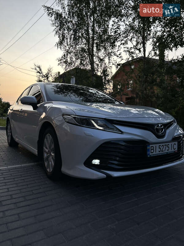 Седан Toyota Camry 2019 в Полтаве