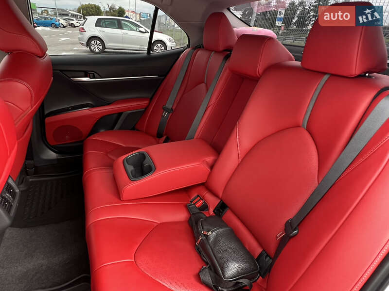 Седан Toyota Camry 2019 в Киеве