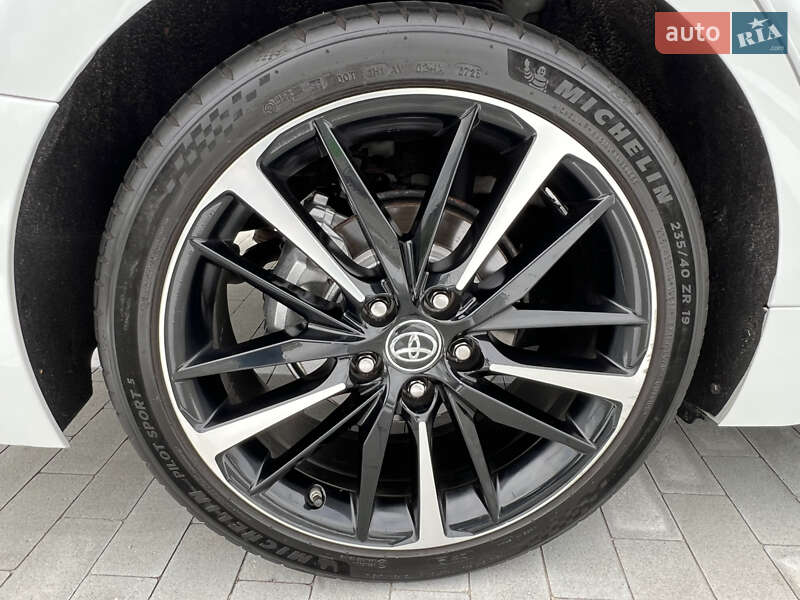 Седан Toyota Camry 2019 в Киеве