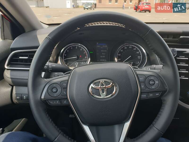 Седан Toyota Camry 2019 в Киеве