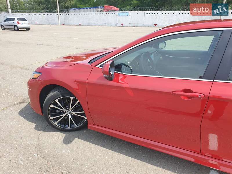 Седан Toyota Camry 2019 в Киеве