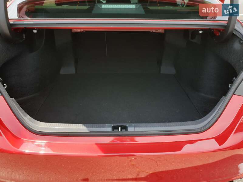 Седан Toyota Camry 2019 в Киеве