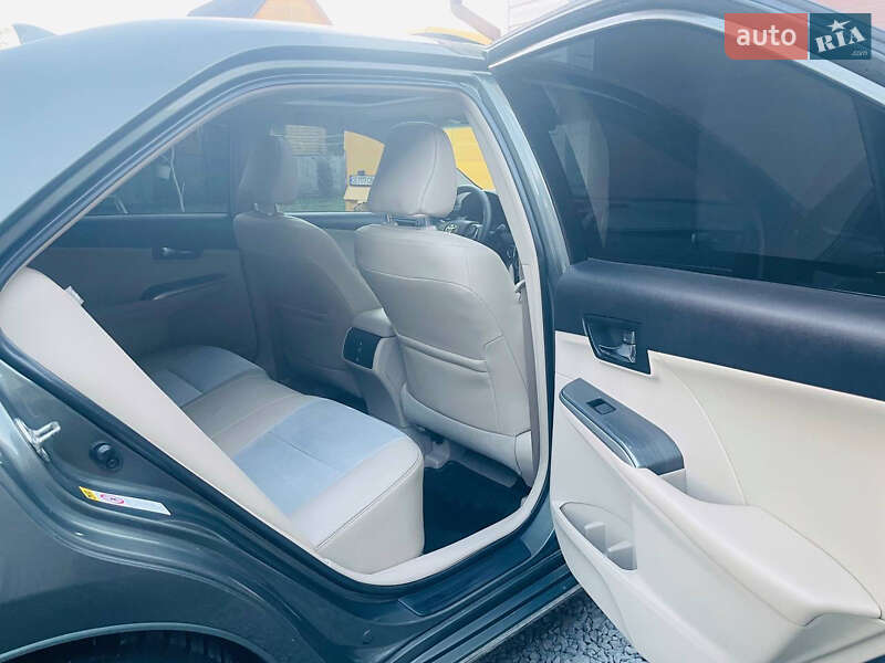 Седан Toyota Camry 2012 в Кельменцях