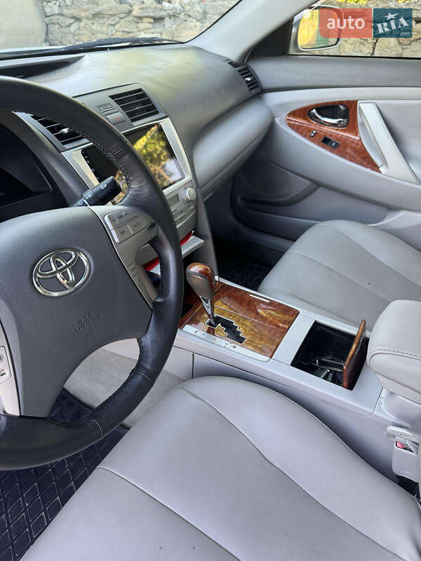 Седан Toyota Camry 2010 в Окнах