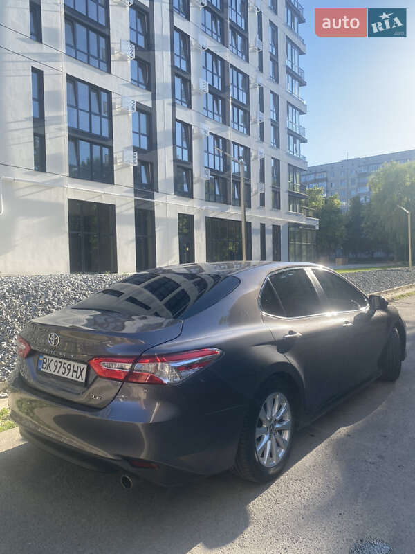 Седан Toyota Camry 2017 в Рівному