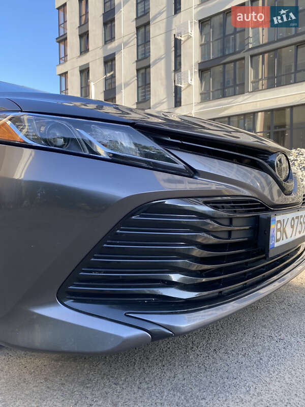 Седан Toyota Camry 2017 в Рівному