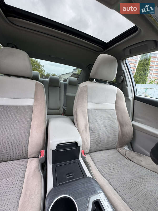 Седан Toyota Camry 2012 в Львові