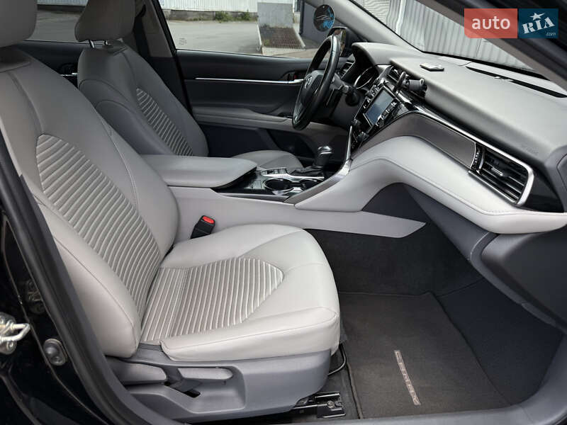 Седан Toyota Camry 2019 в Києві