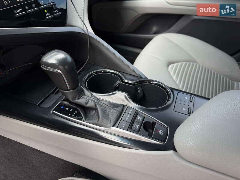 Седан Toyota Camry 2019 в Києві
