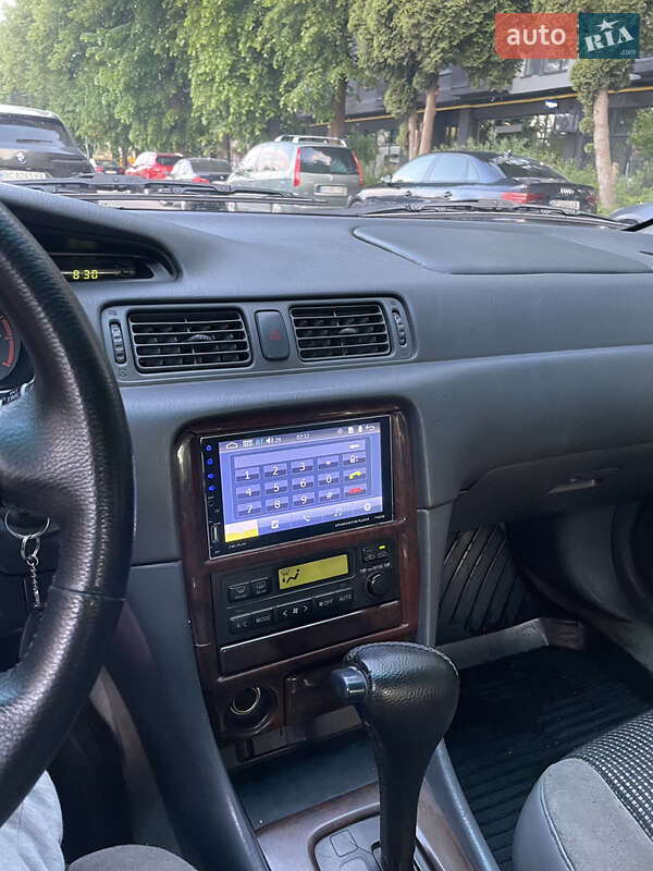 Седан Toyota Camry 2001 в Львове