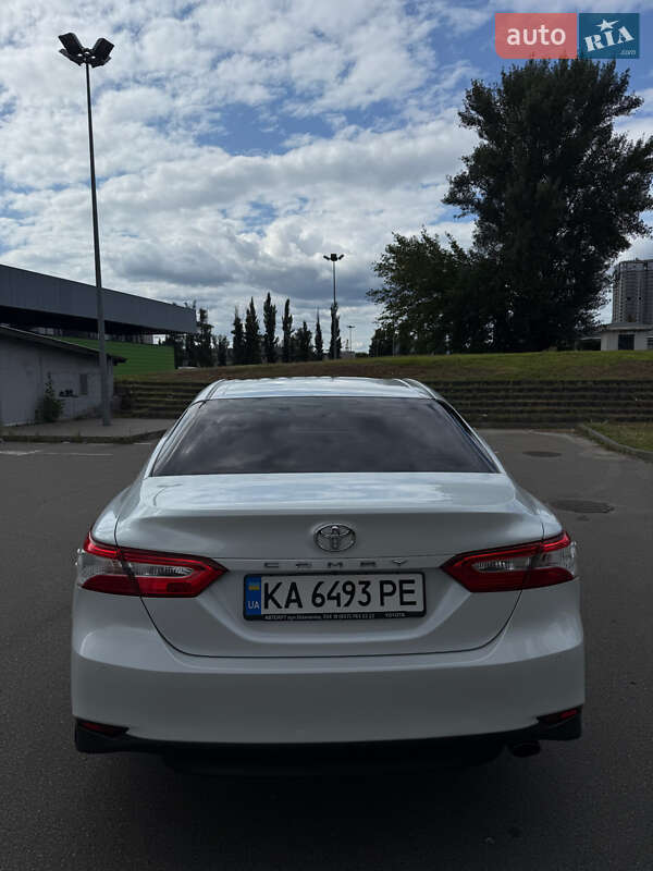 Седан Toyota Camry 2017 в Киеве