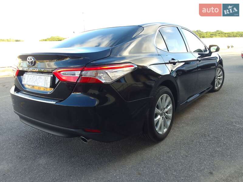 Седан Toyota Camry 2019 в Виннице