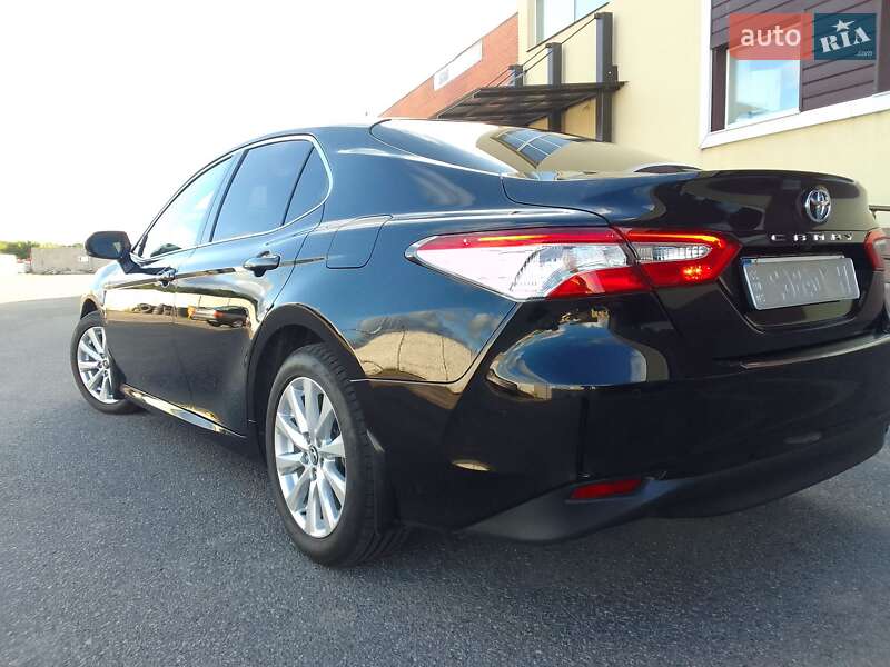 Седан Toyota Camry 2019 в Виннице