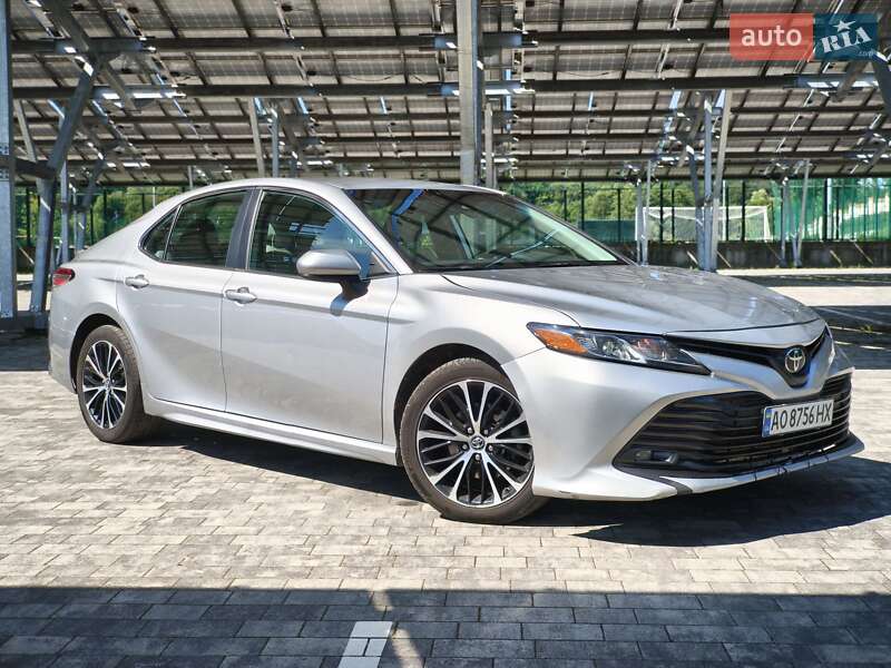 Седан Toyota Camry 2018 в Львові