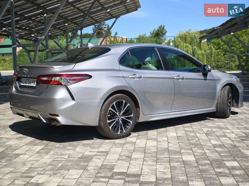 Седан Toyota Camry 2018 в Львові