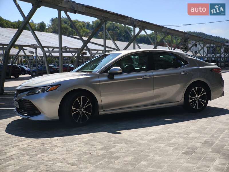 Седан Toyota Camry 2018 в Львові