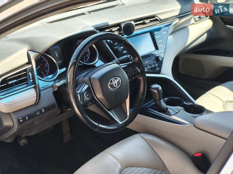 Седан Toyota Camry 2018 в Львові